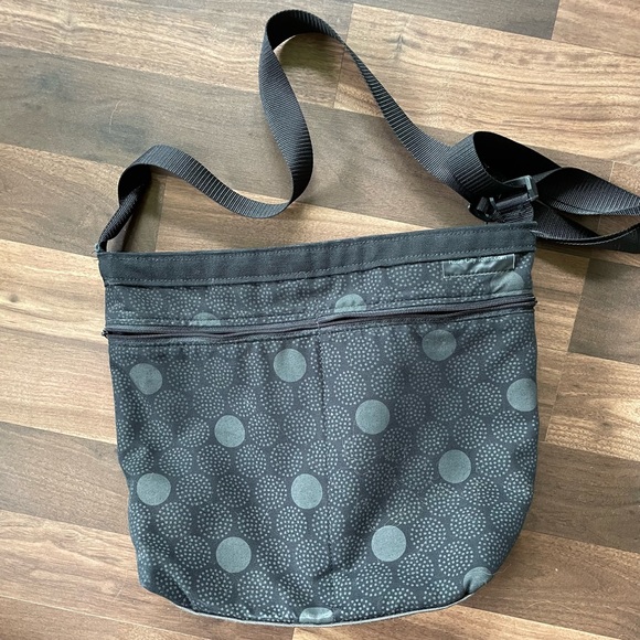 Travel Crossbody tote - Picture 2 of 8